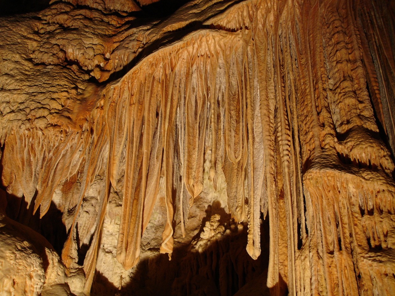 cave, sinter formation, stalactite, stalactite cascade, aven d'orgnac, lime, limestone, calcium deposits, stalactite, st