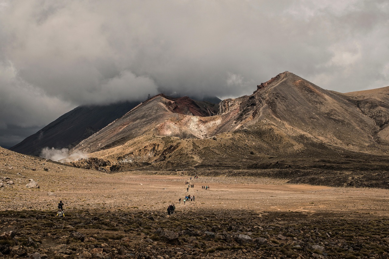 tongariro, new zealand, volcanoes, trekking, mount tongariro, smoke, volcanic smoke, landscape, nature, new zealand, new